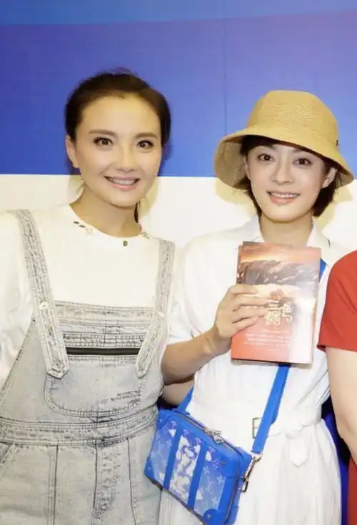 孙俪孙茜为甄嬛传编剧王小平新书签售站台,娘娘变迷妹求签名
