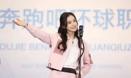 杨颖跑男造型解析,简约t恤外搭夹克,甜美减龄很可爱
