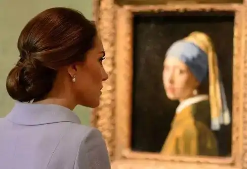 简单精致的珍珠搭配演绎奢华精致