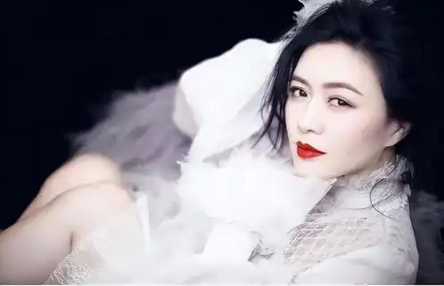 与陆毅相恋4年,汤唯给她做配,富豪老公病死狱中,她如今怎样了