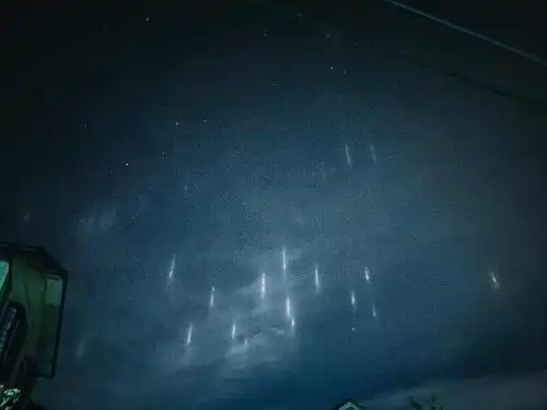 日本多地夜空现神秘光柱网友以为是外星舰队