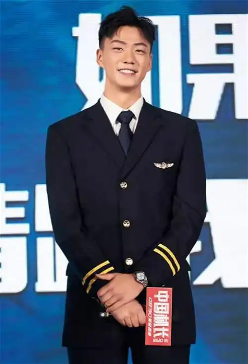 电影中国机长首映礼高戈身穿制服亮相致敬英雄机组