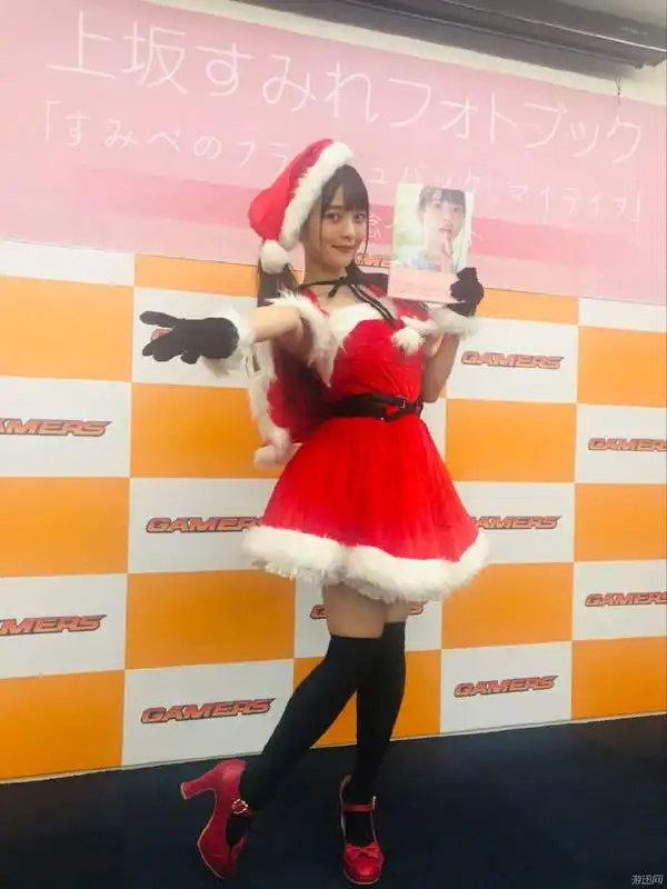 美女声优上坂堇圣诞照公开红裙黑丝,超可爱圣诞老人