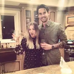 组图大爆炸佩妮结婚与新婚丈夫甜蜜满满