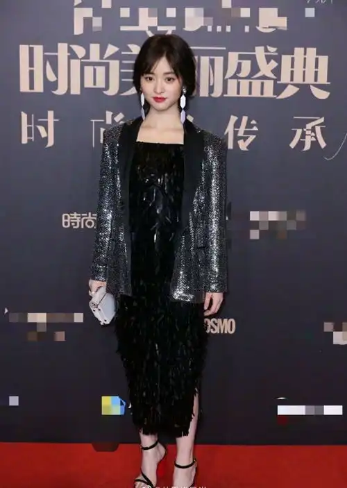 云红毯第一人诞生明星红毯秀又有了新玩法
