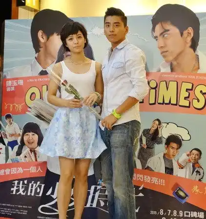 人妻导演与男星聚会当众舌吻老公在旁看不下去