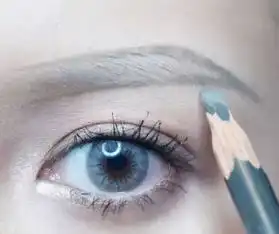 辛芷蕾开启霸屏模式,如何打造同款漫不经心的高级厌世脸
