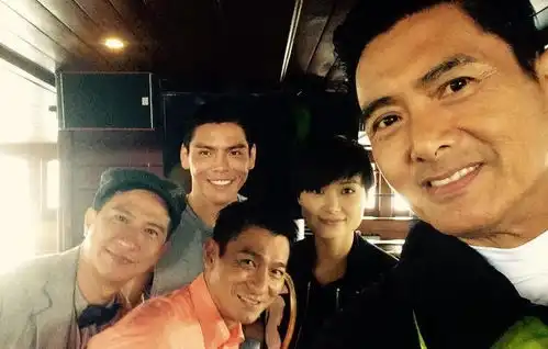 影帝合影周润发大脸占半屏刘德华李宇春卖萌