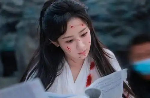 杨紫更新动态,晒出9张近期剧照,网友卖出惨博关注
