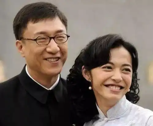 她曾2次离婚4次堕胎,为捧男友向导演下跪,如今60岁释放天性