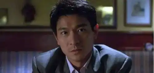 59岁刘德华新戏路透曝光,微微驼背面容憔悴,被赞太敬业
