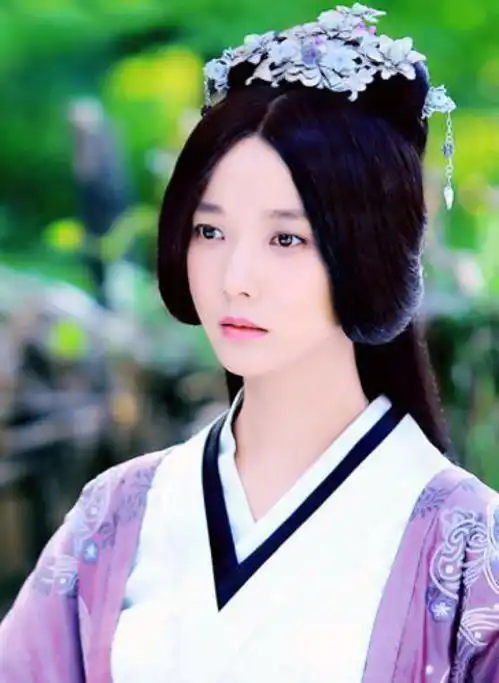 公主给皇帝选了许多美女,皇帝都没看中,却看中一跳舞助兴的歌女