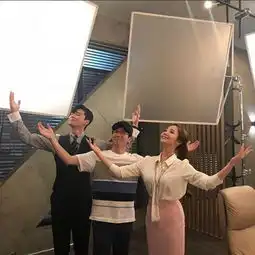 朴叙俊朴敏英与金秘书导演合照公开大展双臂神情沉醉场面逗趣有爱图
