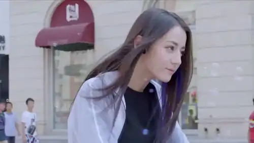 骑自行车还可以这样玩,美女河边骑车遇险大秀车技,众人围观鼓掌