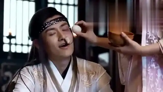 斗破苍穹萧薰儿用鸡蛋帮韩闲把淤血化开,萧炎看在眼里吃起醋来