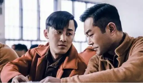 张馨月穿紧身泳衣大秀身材,深夜泡温泉心情好,和林峰抱娃逛街