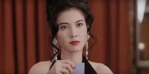 51岁tvb艺人李婉华做直播罕见母女上阵,17岁女儿妆前妆后差别大
