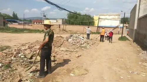 衙下集镇人居环境整治夏季攻坚行动向村社巷道内乱堆乱放清理纵深推进