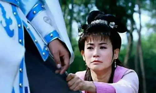 39岁董洁演18岁少女,脸部下垂眼神疲惫,太违和了