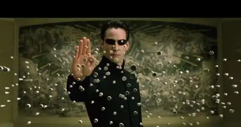 1999年黑客帝国想要一套武术动作,成龙李连杰拒绝,而他卖了