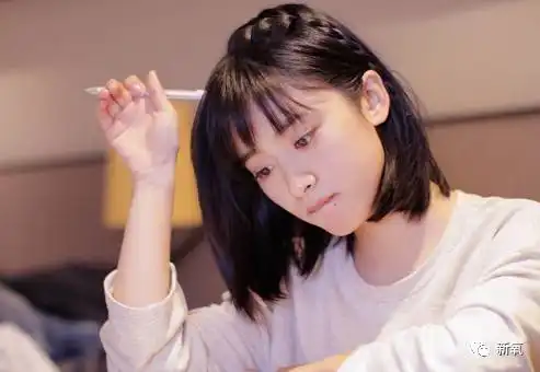 找了个蛇精脸的女朋友,还找其他妹子聊骚约炮,这个一夜爆红的小鲜肉人设崩得有点快
