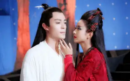 赵丽颖从金鹰晚会到微博之夜,一直都是一人,她为何会被孤立
