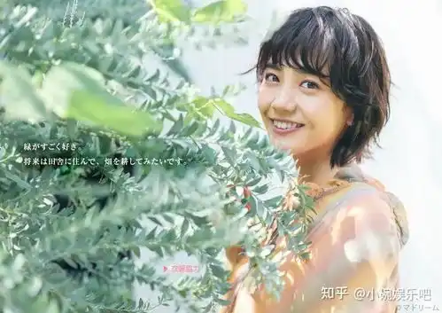 松井爱莉,短发和简单配饰,以及展现出成熟可爱的整体连衣裙风格
