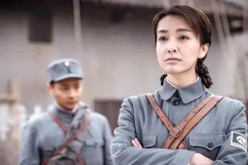 新版亮剑演员戴耳钉,化浓妆,李幼斌小孩儿真会玩儿
