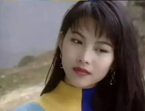 你只知道朱茵眨眼,张敏回头,王祖贤穿衣,你见过蔡少芬低眉吗