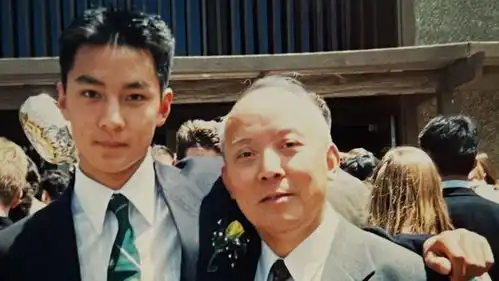 吴彦祖父亲节晒与爸爸合影,无p学生照多颗痤疮引热议
