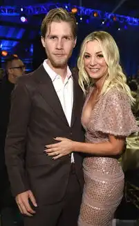 生活大爆炸佩妮卡蕾措科结婚,未婚夫是亿万富豪的儿子
