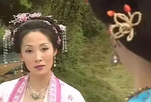 她是tvb嫁的最好花旦,被赞仙气女神,如今45岁仍然似少女
