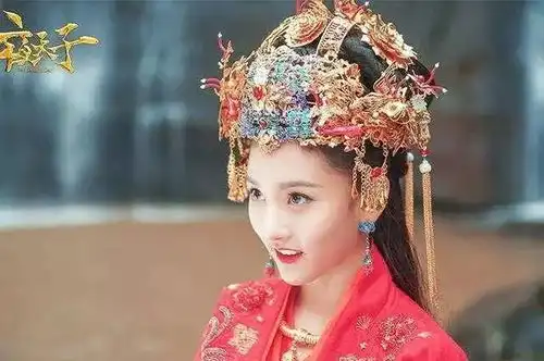 古装新娘侧脸照,刘亦菲美如搪瓷娃娃,唐嫣看着让人心动
