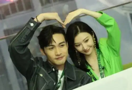 景甜张彬彬再度同框,搂腰壁咚氛围感十足,二人的头围大小成亮点