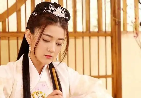 她刚出道就跟胡歌搭戏,凭借网剧蹿红,如今24岁就有了未婚夫