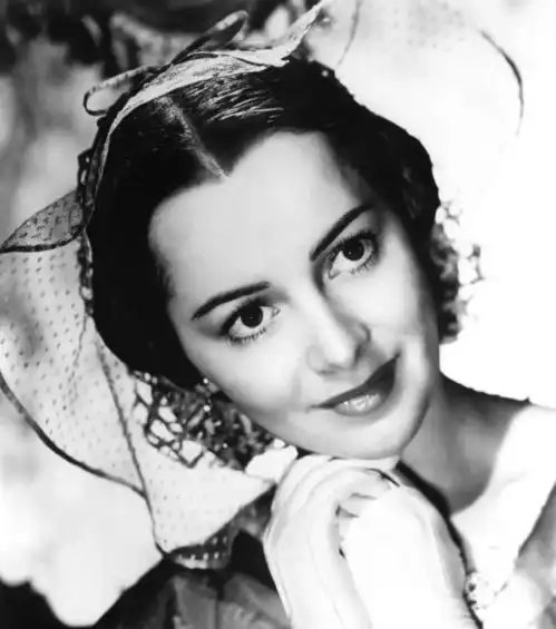 好莱坞黄金时代最后一位活着的传奇,在乱世佳人与费雯丽比美,她是谁
