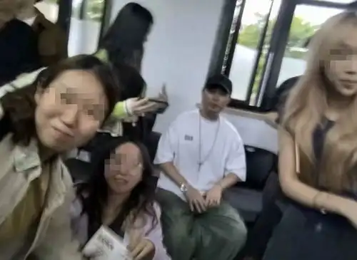 陈赫携妻女回上戏,师弟师妹争先合影,39岁张子萱被赞像大学生
