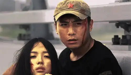 张梓琳带女儿玩海洋球,自己快乐的像个孩子
