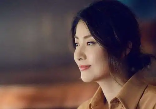 曾是歌坛天后,嫁给初恋后少有作品,如今试管得2子