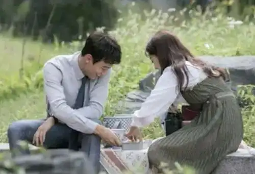 南京女经理与男友车内幽会,被保安敲诈1万,事后还要女方补偿他