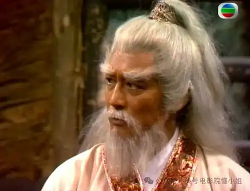 老戏骨坐轮椅83版射雕老顽童周伯通晚年住养老院,女儿女友消失