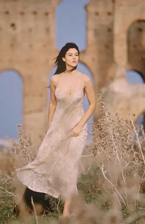 莫妮卡女儿近照,才17岁就美得这么成熟,网友不愧是球花之女
