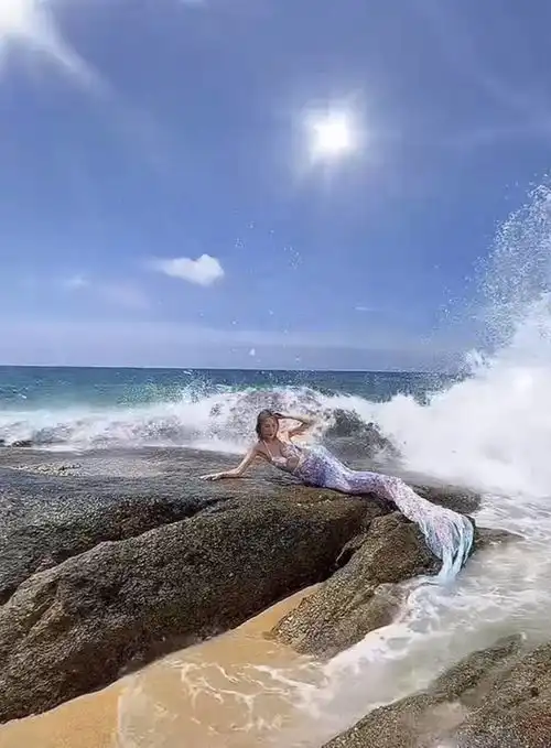 陈浩民娇妻海边扮美人鱼泳装造型吸睛,撩头发一刻尽显媚态
