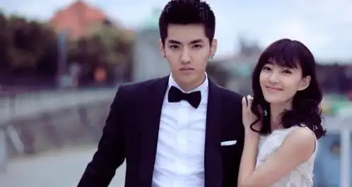 吴亦凡亲妈首次出现,在自己家的小区散步,眼睛红肿状态不佳
