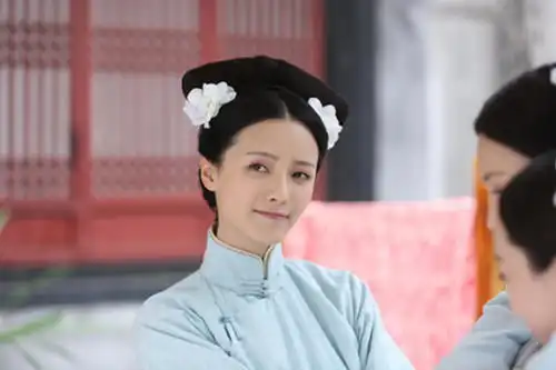 她只是一个奴才,为16岁康熙生下一女,成七嫔之一,却神秘失宠