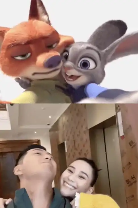 何超莲与窦骁高调秀恩爱,模仿动画人物趣味合拍,男帅女靓超养眼
