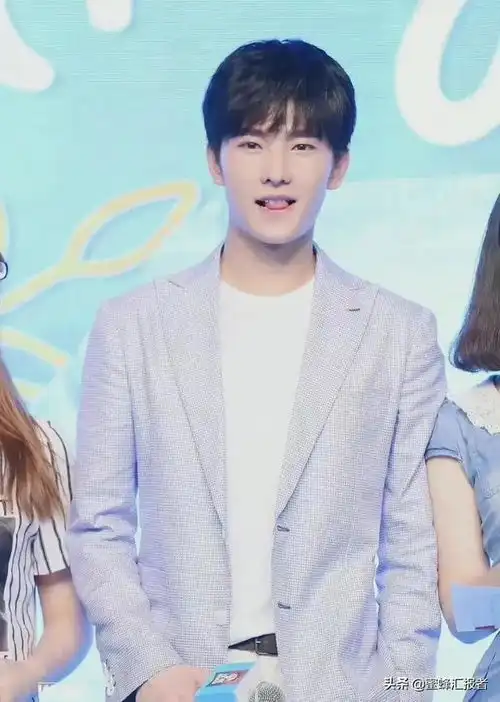 上海税务回应赵丽颖涉嫌偷税,求杨洋把军装焊身上,潘粤明沉默了
