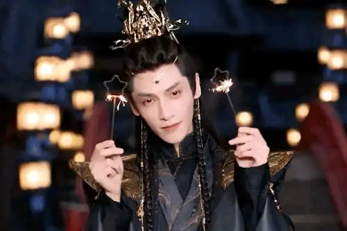长月烬明,罗云熙黑色魔尊剧照流出,这也太瘦了
