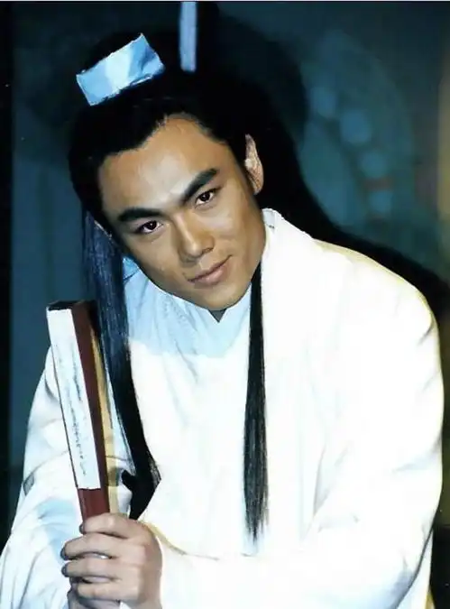 秦昊整容前旧照曝光,又黑又土堪称换头,难怪伊能静生单眼皮女儿
