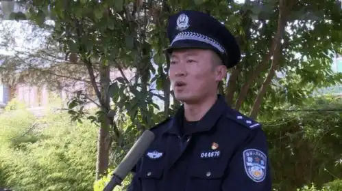 云南好心款待儿子的同学留宿,没想对方3人却暴力抢劫对他百般折磨....
